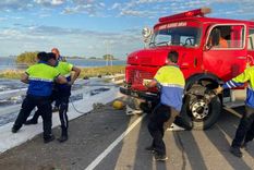 Equipos de rescate localizaron la camioneta Hilux atrapada por la corriente el sábado y una campera de Gómez Alzaga, la única persona que continúa desaparecida. Foto: La Mañana de Bolivar