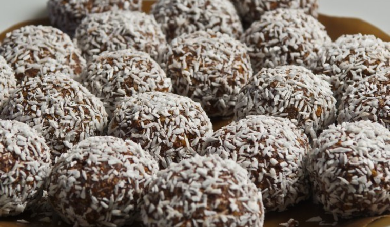 La receta de bolitas de coco y dulce de leche se popularizó en Argentina por su rapidez y sabor irresistible. La receta de bolitas de coco y dulce de leche se popularizó en Argentina por su rapidez y sabor irresistible.