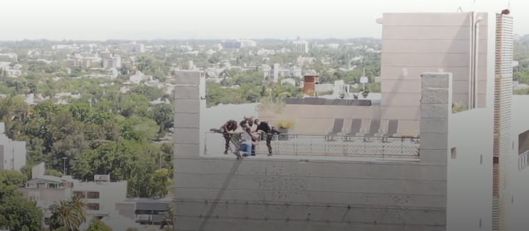 El momento del rescate. Foto: captura de video /Ministerio de Seguridad.