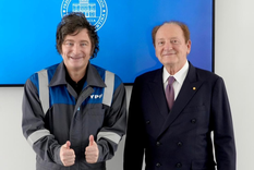 Javier Milei luciendo su mameluco de YPF.