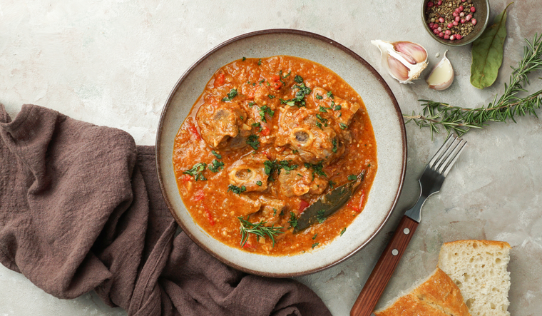 En muchas zonas rurales de Castilla y Extremadura, esta receta a&uacute;n se prepara al fuego de le&ntilde;a durante fiestas populares, reuniendo a familias y vecinos alrededor del guiso.