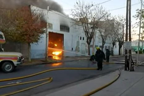 voraz incendio en san justo: se quemo un deposito de plastico y evacuaron a los vecinos voraz incendio en san justo: se quemo un deposito de plastico y evacuaron a los vecinos