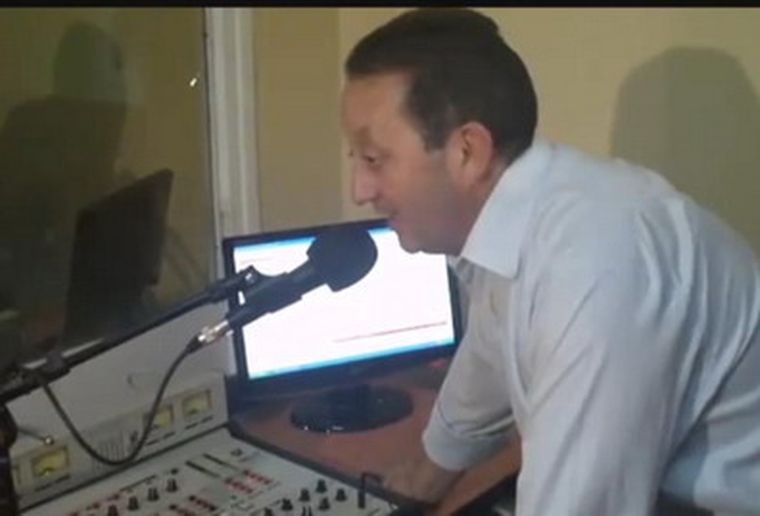 Quieren difundir la voz del gobierno por radios comunitarias.