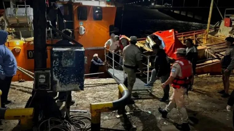 Un avión y un helicóptero sobrevuelan la zona del naufragio del buque pesquero en búsqueda del tripulante desaparecido.