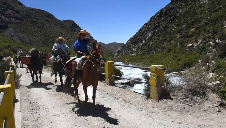 El lugar exacto en el que el auto desbarrancó en el Río Tunuyán Foto: Walter Moreno/Mdz