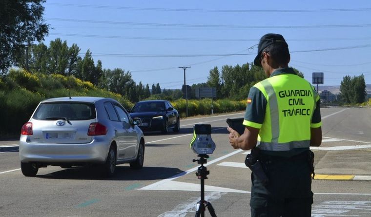 Un policía con un radar realiza un control en Italia. Foto: Efe.