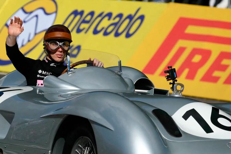Franco Colapinto tuvo el honor de manejar la Flecha de Plata de Juan Manuel Fangio.