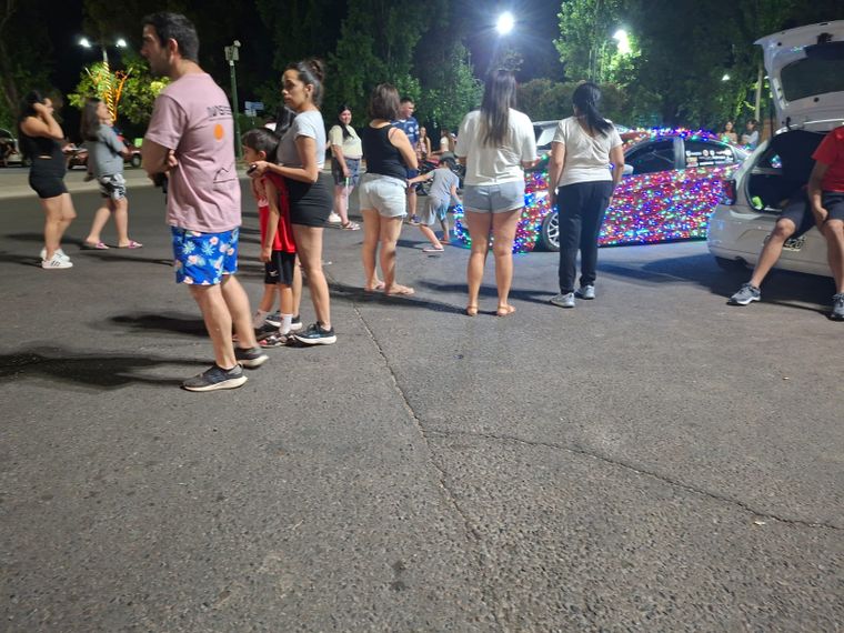Muchos mendocinos se acercaron a sacarse una foto con el auto navideño. Muchos mendocinos se acercaron a sacarse una foto con el auto navideño.