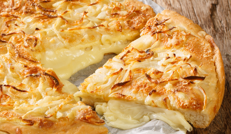 Pizza fugazzeta con queso paso a paso