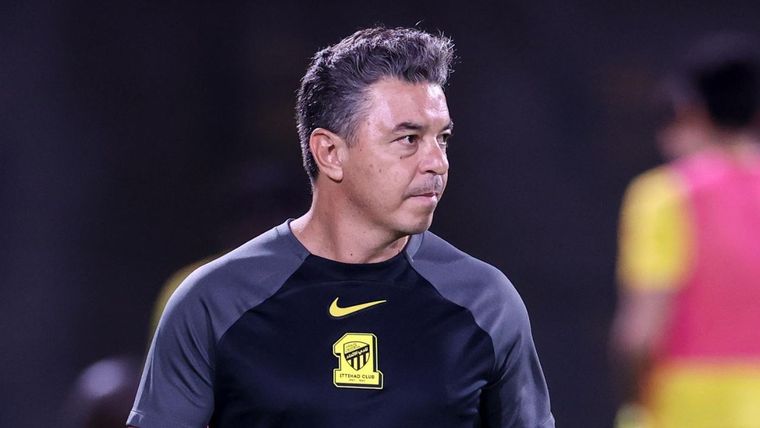 Marcelo Gallardo se quedaría hasta el final del campeonato saudí. Foto: @ittihad_en