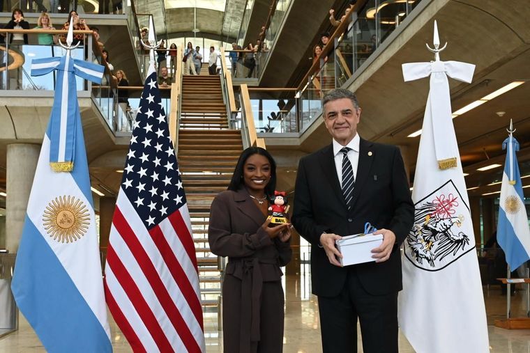 Simone Biles llegó a la Ciudad de Buenos Aires y el jefe de Gobierno porteño, Jorge Macri, le dio un souvenir de Mafalda.&nbsp;