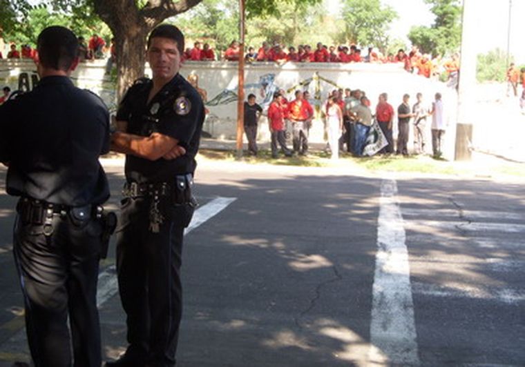Unos 120 ferroviarios están apostados en Godoy Cruz y Perú. Foto: MDZ