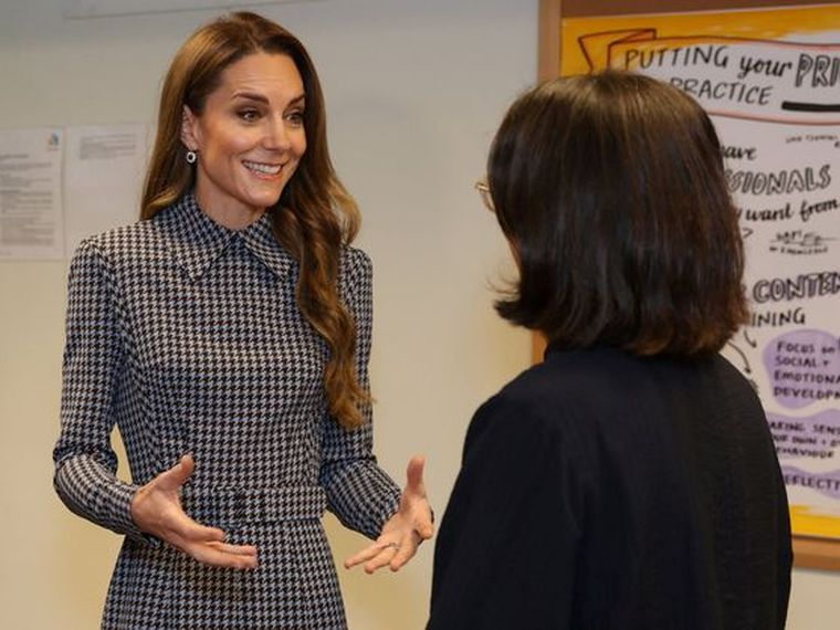 La prenda que estrenó en Boston regresó con un cinturón renovado y un bolso DeMellier protagonista. La prenda que estrenó en Boston regresó con un cinturón renovado y un bolso DeMellier protagonista.