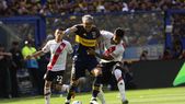 El chileno Palacios, de Boca, cubre el balón ante la pegajosa marca de Portillo, mediocampista de River. El chileno Palacios, de Boca, cubre el balón ante la pegajosa marca de Portillo, mediocampista de River.