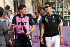 El cuestionado Jack Doohan dialoga con George Russell luego del GP de Bahréin. Foto: EFE