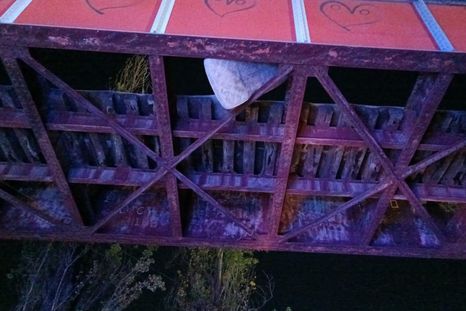 La escena de la muertE: el colchón de la víctima quedó colgando del puente ferroviario de calle Soberanía Nacional. La escena de la muertE: el colchón de la víctima quedó colgando del puente ferroviario de calle Soberanía Nacional.
