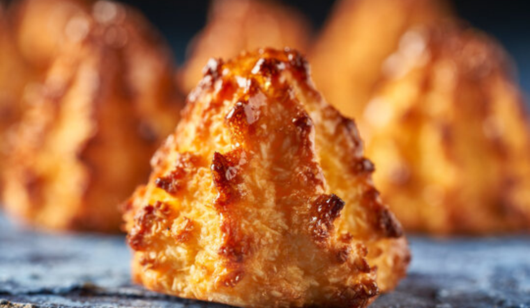 La receta de coquitos solo necesita tres ingredientes principales: coco, azúcar y huevo. La receta de coquitos solo necesita tres ingredientes principales: coco, azúcar y huevo.