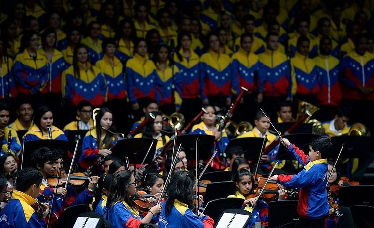 La Orquesta Simón Bolívar se ha hecho famosa porque todos sus miembros realizan sus actuaciones ataviados con chaquetas con los colores de la bandera venezolana.