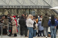 trabajadores del museo louvre inician una huelga por tiempo indeterminado