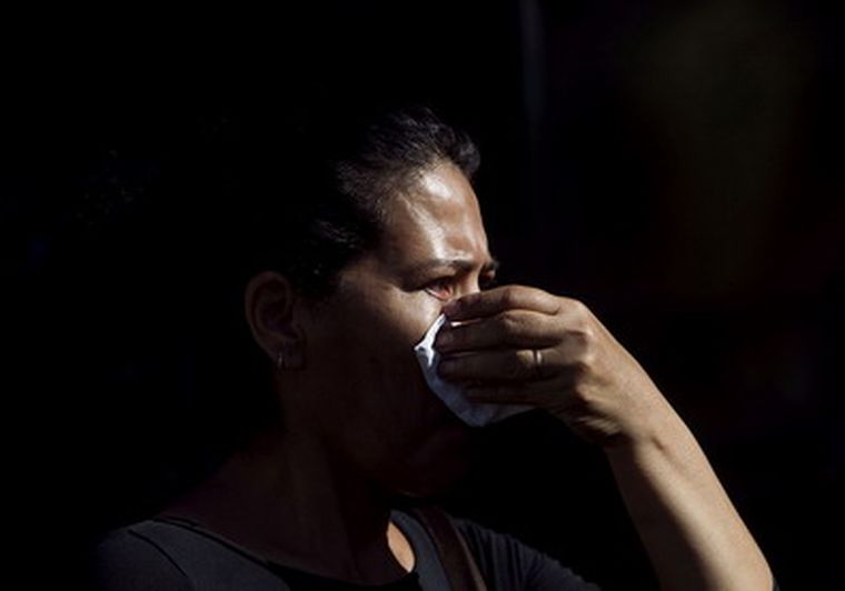 Una mujer espera noticias por un familiar preso en la cárcel de San Miguel. Foto: EFE