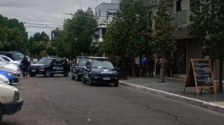 El operativo policial en el Tercer Juzgado de Familia de Rivadavia. 