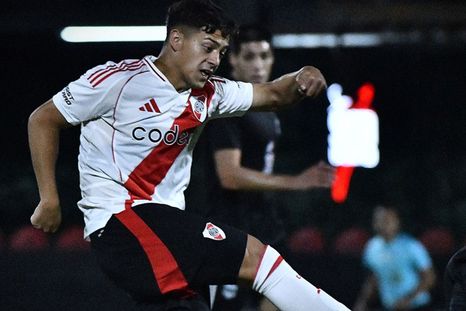 Thiago Acosta, en acción en un duelo de la Reserva de River. Foto: @RiverPlate Thiago Acosta, en acción en un duelo de la Reserva de River. Foto: @RiverPlate