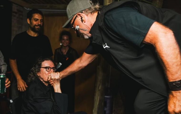 Un abrazo eterno entre dos leyendas que marcaron la historia de la música argentina. Un abrazo eterno entre dos leyendas que marcaron la historia de la música argentina.