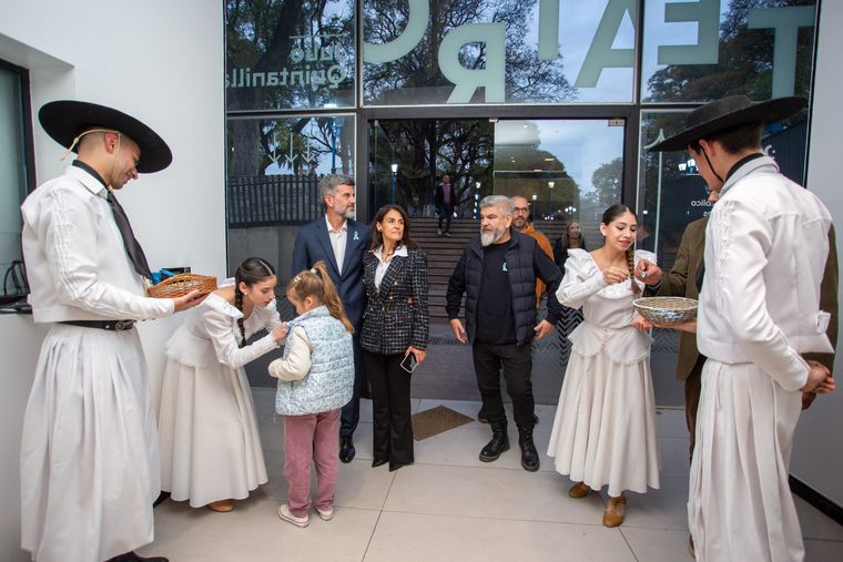 Al ingresar al teatro Quintanilla, funcionarios y público en general recibieron una escarapela de obsequio. Al ingresar al teatro Quintanilla, funcionarios y público en general recibieron una escarapela de obsequio.