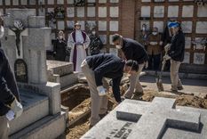 espana prohibe velatorios y entierros: solo asisten tres familiares