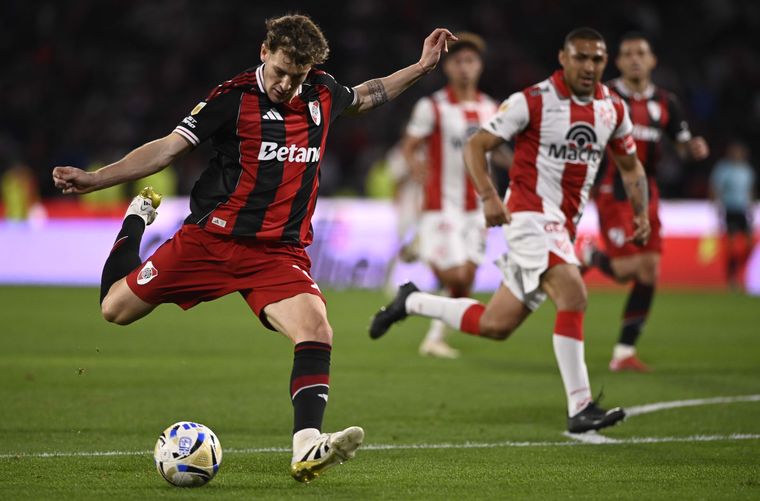 Facundo Colidio convirtió el 1-0 y dio la asistencia para el 2-0 de Lencina. Una vez más, el delantero de River volvió a ser clave. Facundo Colidio convirtió el 1-0 y dio la asistencia para el 2-0 de Lencina. Una vez más, el delantero de River volvió a ser clave.