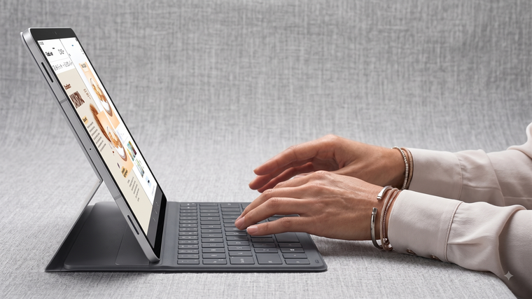 El modelo Samsung Book Cover Keyboard Slim incluye tecla dedicada para inteligencia artificial y conector por pogo pins. El modelo Samsung Book Cover Keyboard Slim incluye tecla dedicada para inteligencia artificial y conector por pogo pins.