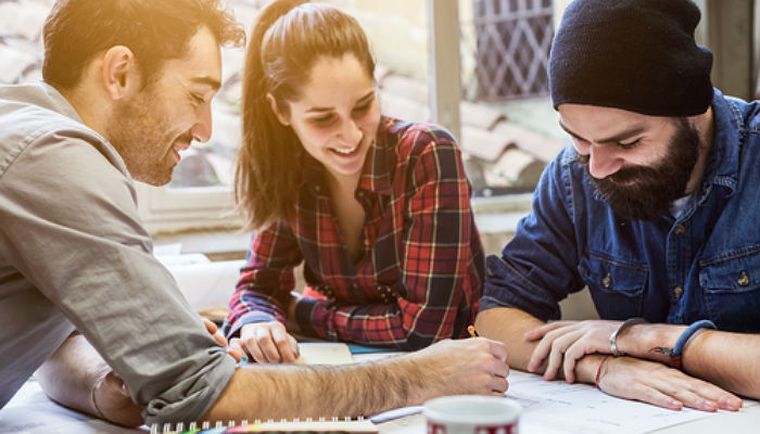 Las compañías que mejor navegan en esta tensión son las que lograron convertir su legado en plataforma de innovación. Las compañías que mejor navegan en esta tensión son las que lograron convertir su legado en plataforma de innovación.