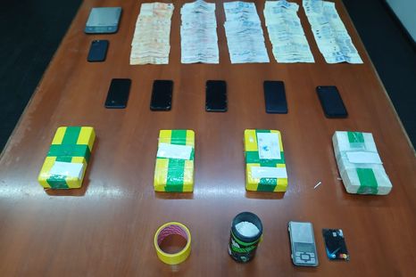 Una serie de allanamientos en el Gran Mendoza dejaron como saldo cinco detenidos y más de cuatro kilos de drogas secuestrados. Una serie de allanamientos en el Gran Mendoza dejaron como saldo cinco detenidos y más de cuatro kilos de drogas secuestrados.