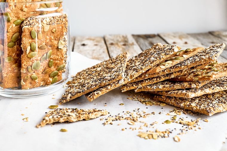 Esta receta de galletas de semillas puede personalizarse con especias como canela o cúrcuma para sumar sabor y propiedades antioxidantes. Esta receta de galletas de semillas puede personalizarse con especias como canela o cúrcuma para sumar sabor y propiedades antioxidantes.