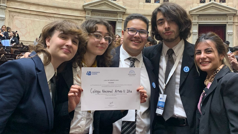Los marplatenses premiados en la Cámara de Diputados Foto: Facebook Colegio Illia