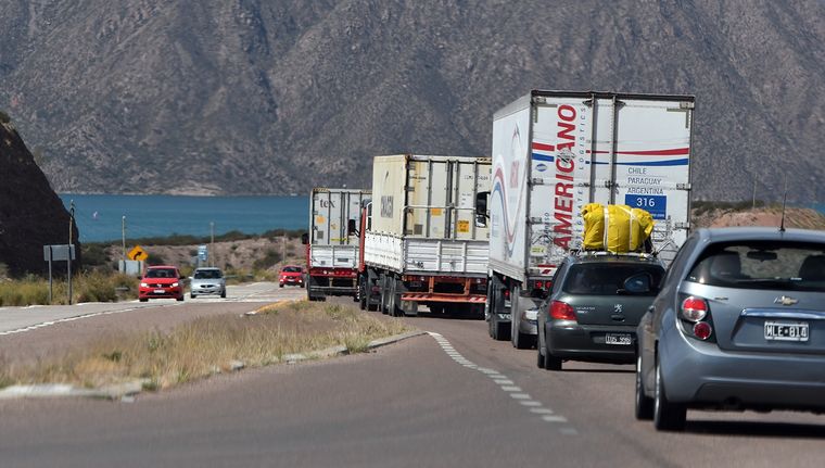 Camiones y autos confluyen en la ruta. Foto: ALF PONCE MERCADO / MDZ