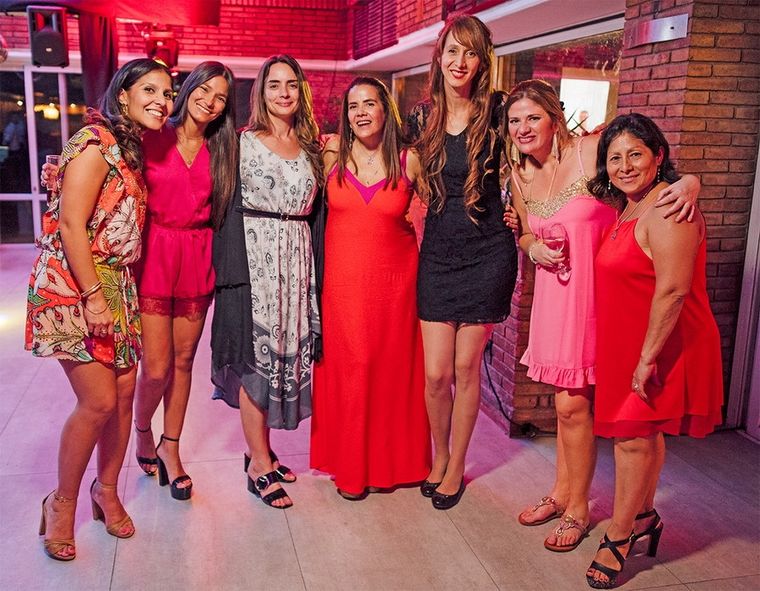 Las chicas le pusieron color a la noche.