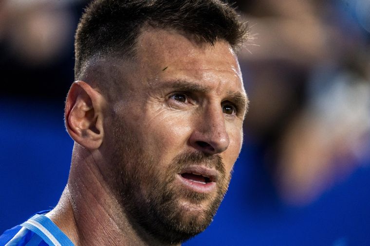 Un árbitro confesó una particular situación que vivió con Messi. Foto: EFE