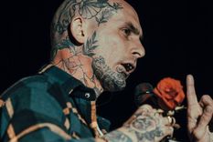 Lejos del micrófono, el cantante de Ke personajes se animó a mostrarse sin ropa. Lejos del micrófono, el cantante de Ke personajes se animó a mostrarse sin ropa.