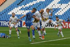 Rasmussen cabecea y Copetti la toca con la mano en el penal de Godoy Cruz. Foto: Santiago Tagua / MDZ
