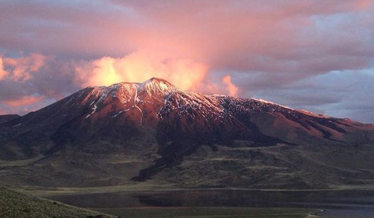 El volcán Tromen es un estratovolcán de edad Holocena. Se encuentra en Neuquén.