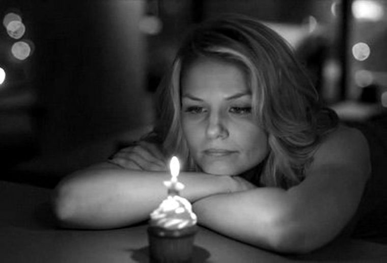 Emma Swan frente a la vela.