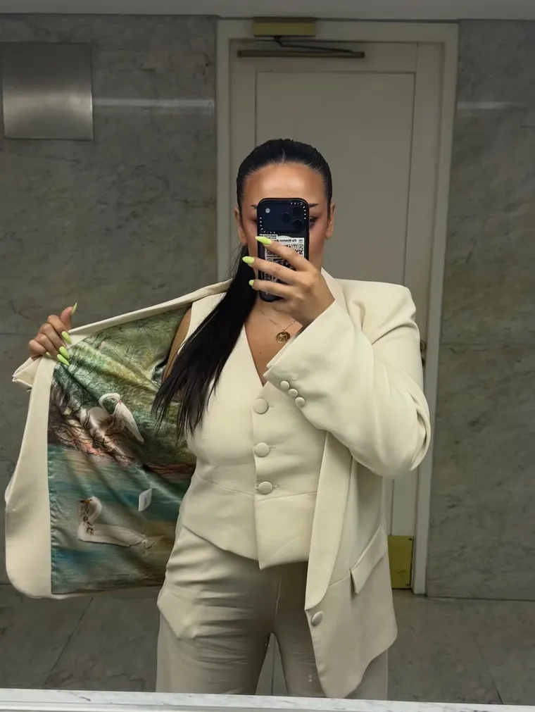 Sastrería y uñas verde neón: la apuesta fashion de Evelyn Botto. Sastrería y uñas verde neón: la apuesta fashion de Evelyn Botto.