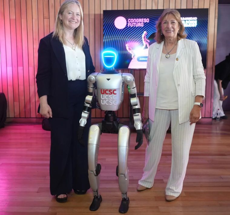 Hebe Casado hace 2 semanas en Santiago de Chile, en compañía de la rectora de la UNCuyo, en prestigioso Congreso Futuro. Hebe Casado hace 2 semanas en Santiago de Chile, en compañía de la rectora de la UNCuyo, en prestigioso Congreso Futuro.