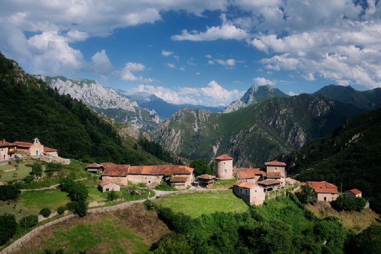 Este pueblo entre los cerros asturianos es uno de los más bello de España Foto: shutterstock