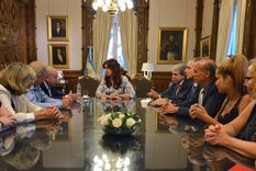 cristina, con familiares de victimas del atentado a la embajada de israel