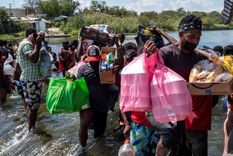 Los migrantes han tenido que cruzar el río hacia México en busca de suministros. Foto: GETTY IMAGES