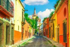 La calle Aldama de San Miguel de Allende, en México, fue nombrada por la revista Architectural Digest como una de las más bonitas del mundo. Foto: BBC