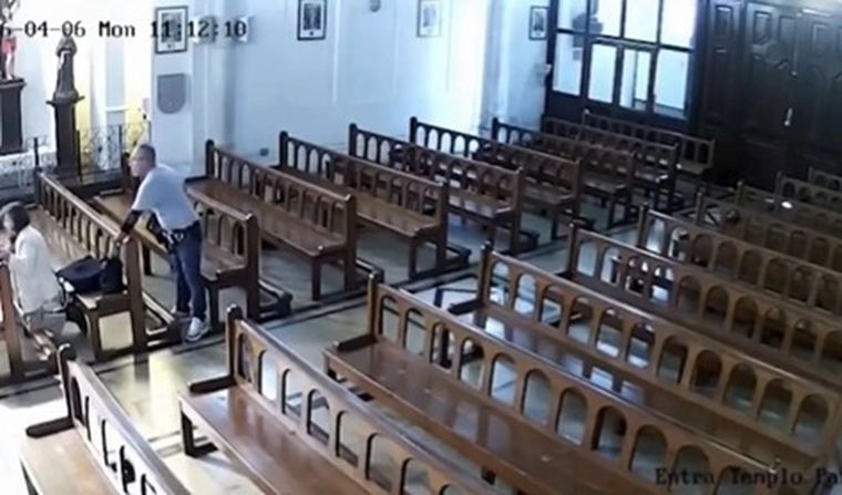 El robo en una iglesia de Chile quedó grabado por las cámaras de seguridad.