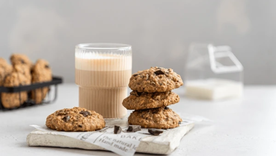 Unas galletas de avena y banana para tener una merienda saludable y deliciosa. Foto: Shutterstock